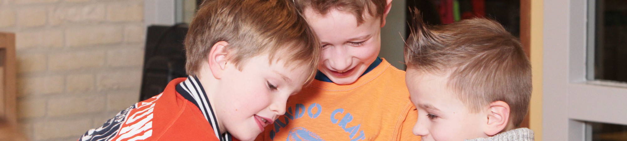 Hoera kindercentra-BSO jongens aan tafel Hoera kindercentra-BSO jongens aan tafel