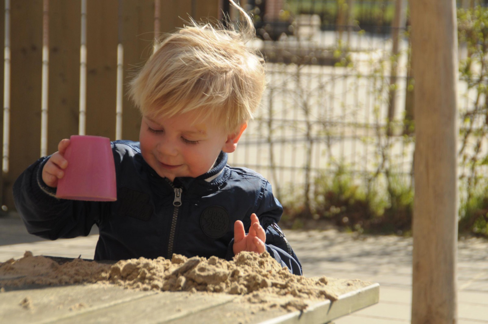 2017-Hoera kindercentra-De Groenling-jongetje vormpje zandbak.jpg