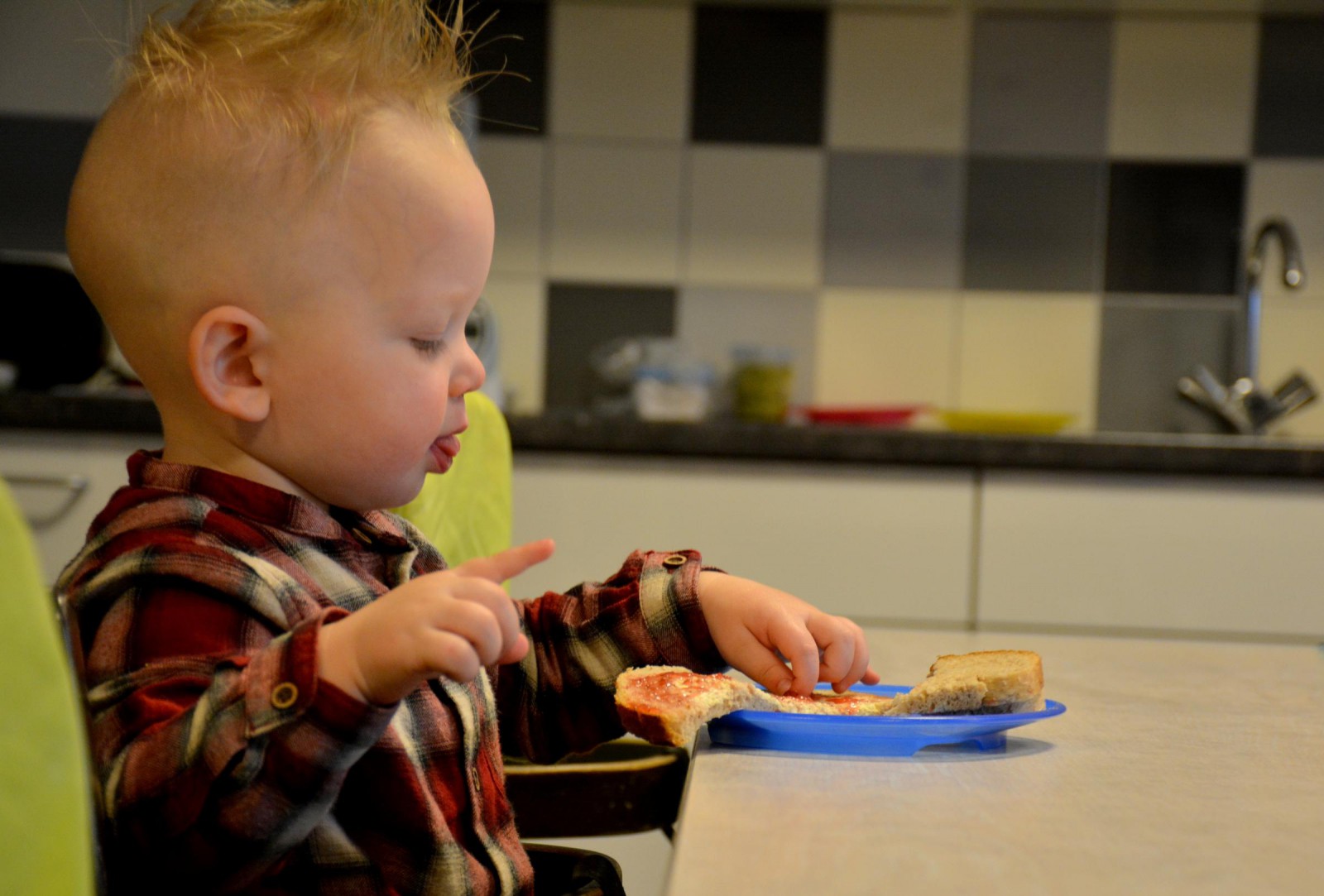 2018-Hoera kindercentra-Dreumes aan tafel in keuken